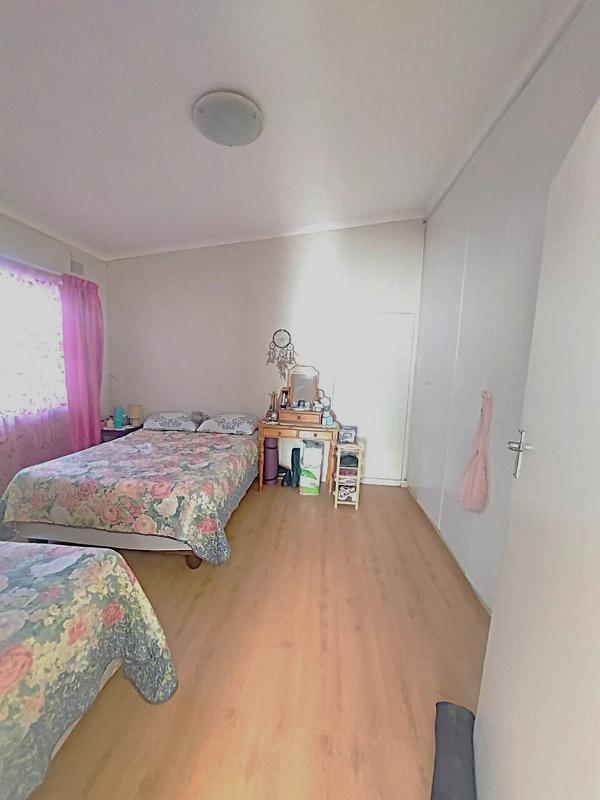 2 Bedroom Property for Sale in Goodwood Central Western Cape